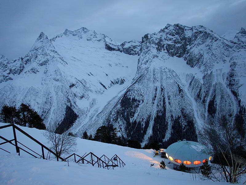 Летающая тарелка в горах Кавказа: гостиница среди холмов.