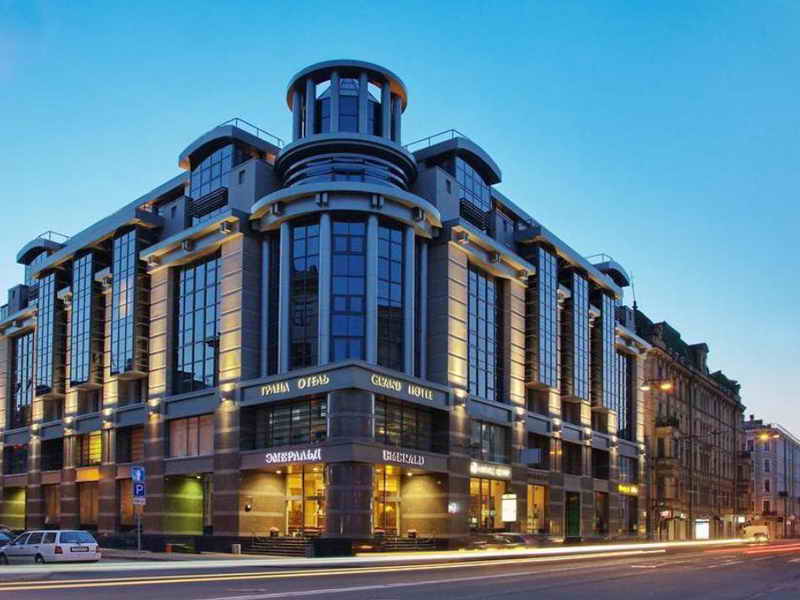 Питерский Гранд отель "Эмеральд" выставлен на продажу за три миллиарда рублей.
